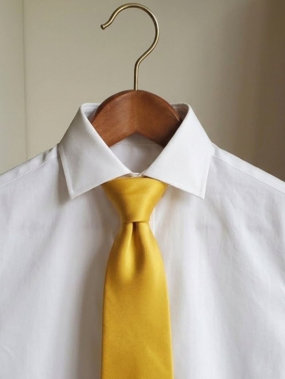 John Sparks Men's Solid Yellow Satin Necktie - EUC Polyester Formal Classic